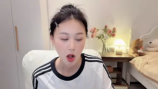Hu-uzzzZ live cam on StripChat