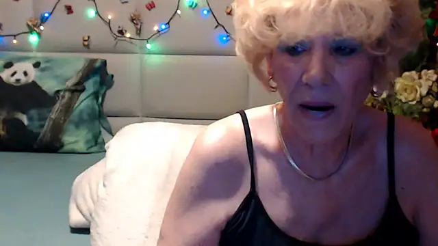 HappyWomanOn live cam on StripChat