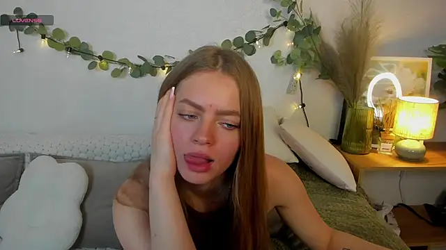 HoneyEmilly live cam on StripChat