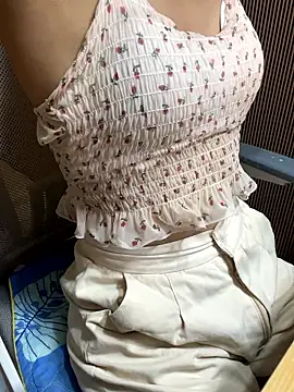 Mina048 webcam