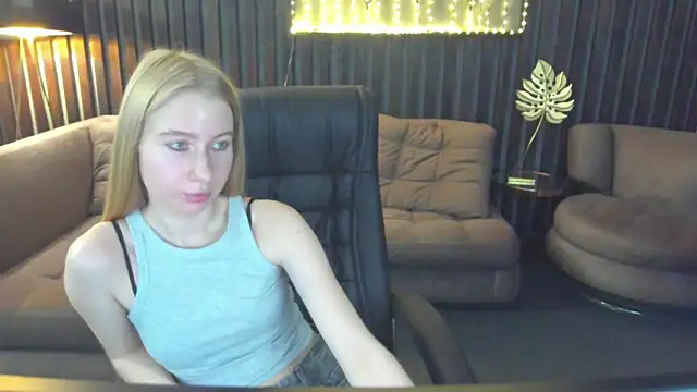 Alina_Blonde live cam on StripChat