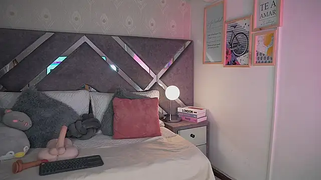 AlinnaJohnson live cam on StripChat