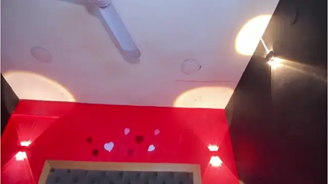 YayaHilton live cam on StripChat
