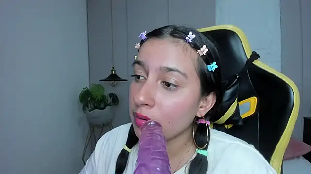 kira_relish live cam on StripChat