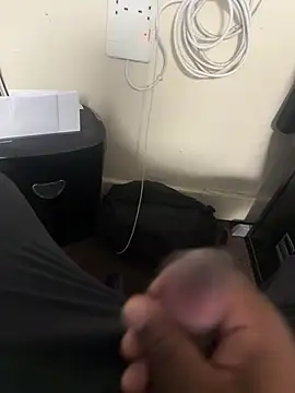 chocolatelongstrokes live cam on StripChat