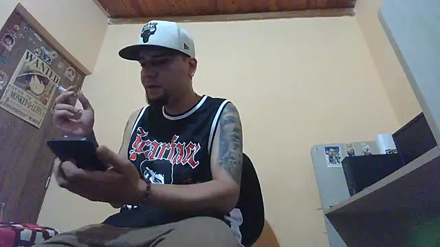 HallowedMilan live cam on StripChat