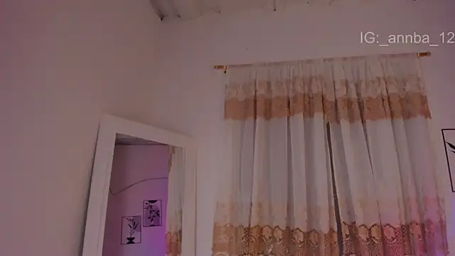 annie_barozzi live cam on StripChat
