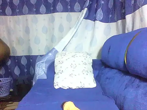 juicy_naughty live cam on StripChat