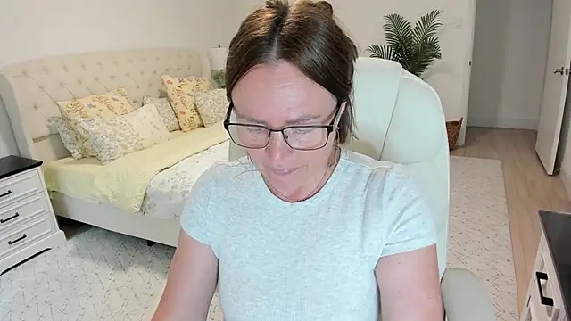 Vika73 live cam on StripChat