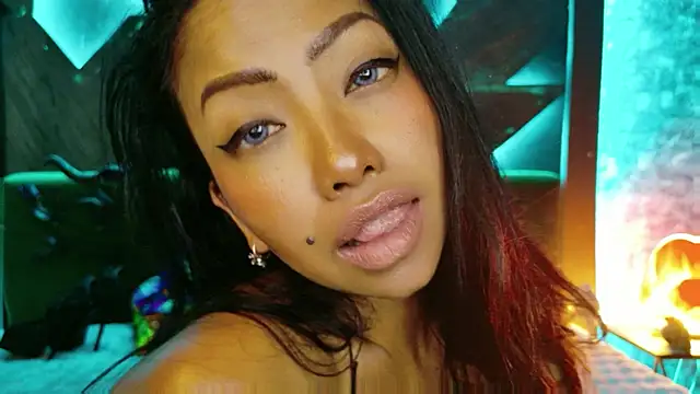 ElyaQuinn live cam on StripChat