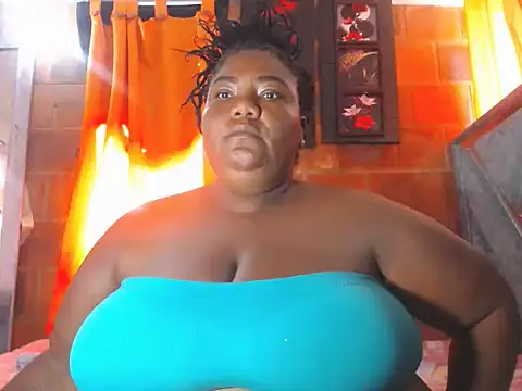 bustyboobsxxll live cam on StripChat