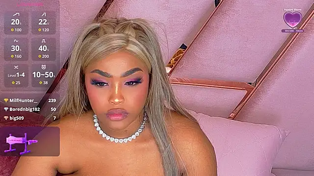 TiannahGlow live cam on StripChat