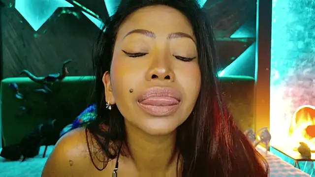 ElyaQuinn live cam on StripChat