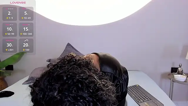 ainaah_ live cam on StripChat