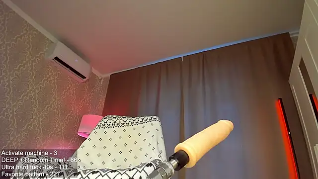 Juicy_Vikki live cam on StripChat