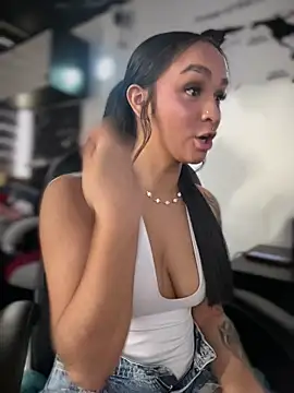 Isabella-Teen live cam on StripChat