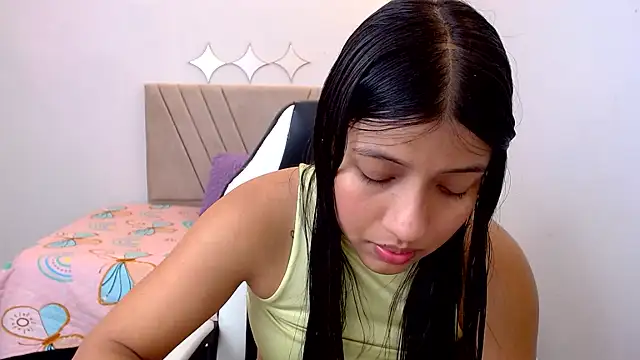 zara_cute live cam on StripChat