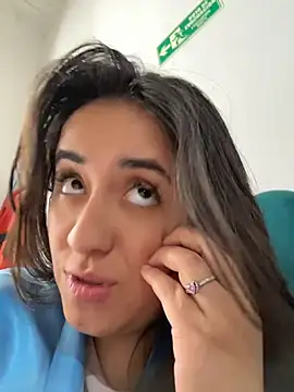 Antonella_Julieta live cam on StripChat
