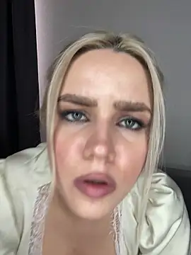 April_Purr live cam on StripChat