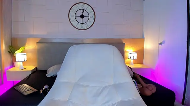 Megan_charles_ live cam on StripChat