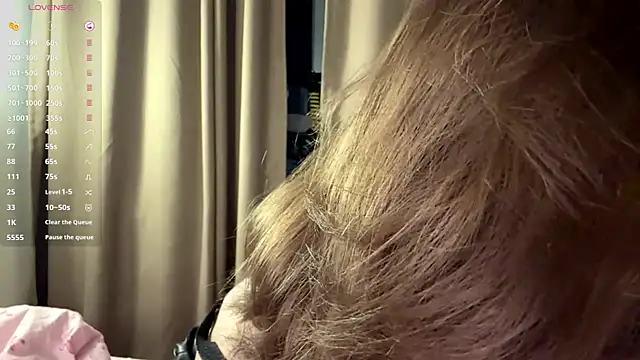 Ur_neighbor_Kira live cam on StripChat