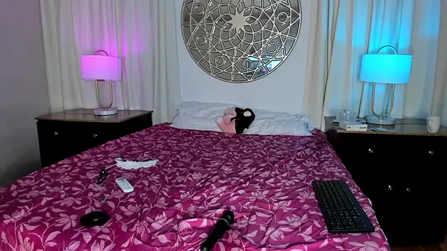 Ramona_Flower live cam on StripChat
