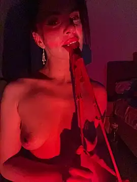 CurlyLara live cam on StripChat