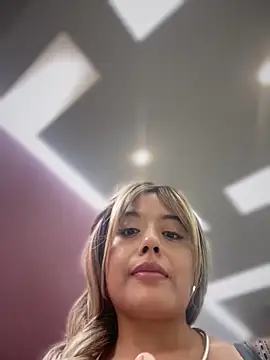 Xvctoriax8 live cam on StripChat