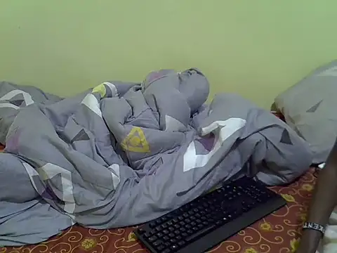 Pearl_petite webcam