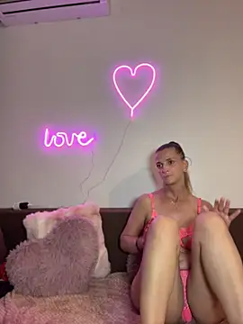 Sabrinedivinee live cam on StripChat