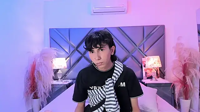 Milan_LewisS webcam