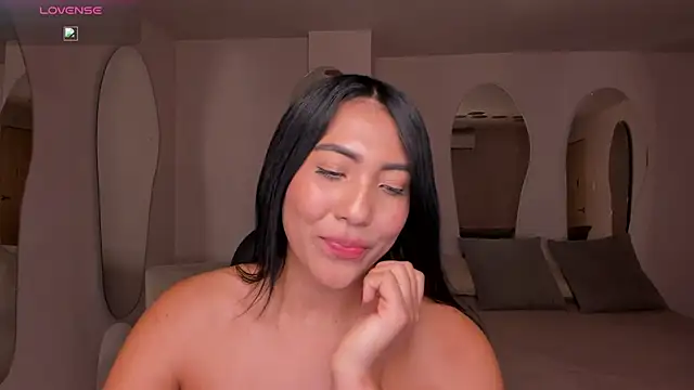 NatalieLewis live cam on StripChat