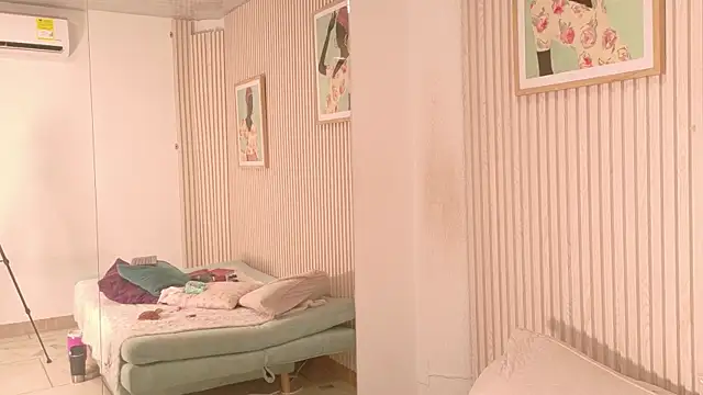 MiaJanss live cam on StripChat
