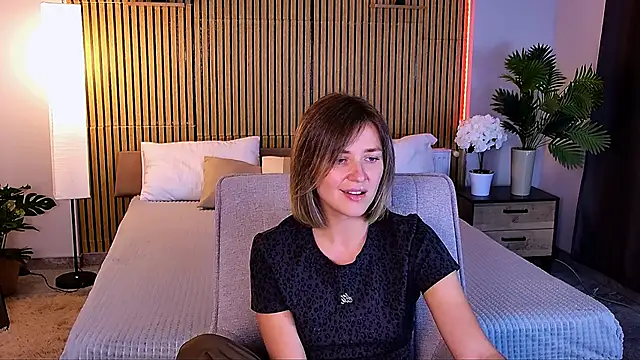EmeraldGlow live cam on StripChat