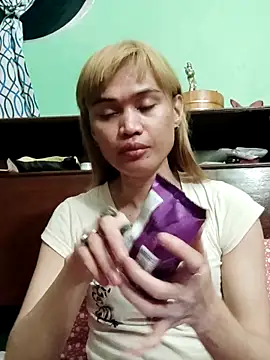QueenSoreal live cam on StripChat