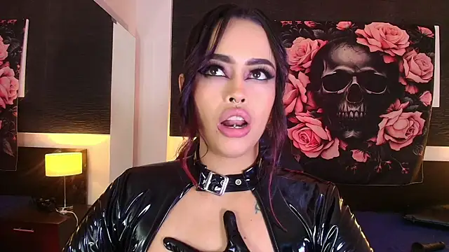 EvaaFoxxy1 live cam on StripChat