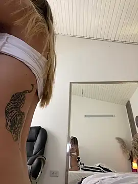 Sia_Foxx01 live cam on StripChat