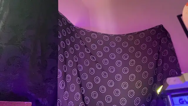 Guyst049 webcam