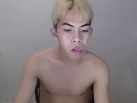 Urhotsilverboy live cam on StripChat