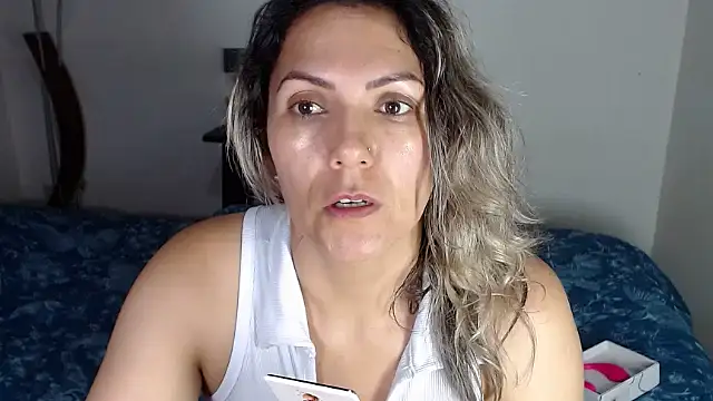 Chantal_hott live cam on StripChat