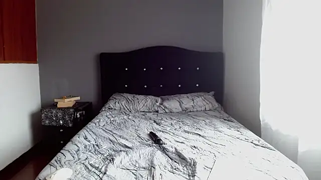 Emilia_1995 live cam on StripChat
