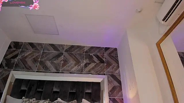 NaylaGrey live cam on StripChat