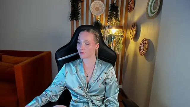 ElaraVoltage live cam on StripChat