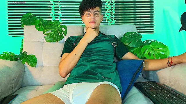 ThiiagoSaeenz live cam on StripChat