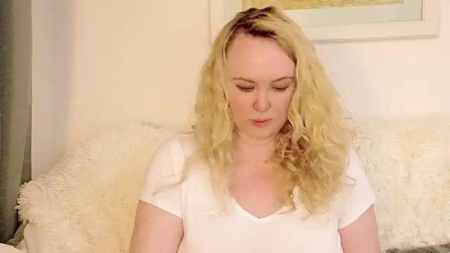 Sarah4you live cam on StripChat