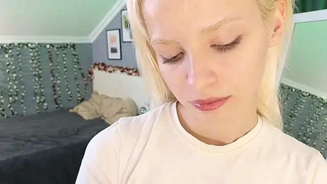 Naomi_Demio webcam