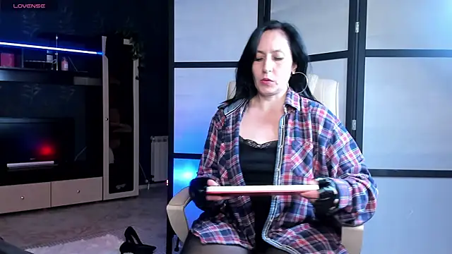 Lucky_Milf live cam on StripChat