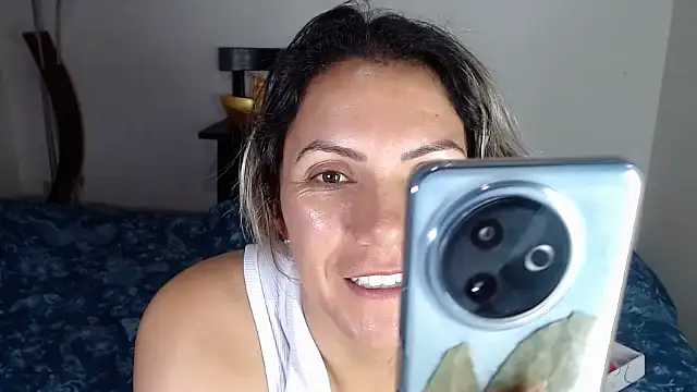 Chantal_hott live cam on StripChat