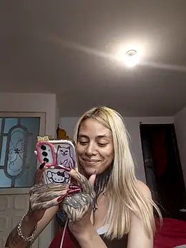 sofigirlgold live cam on StripChat