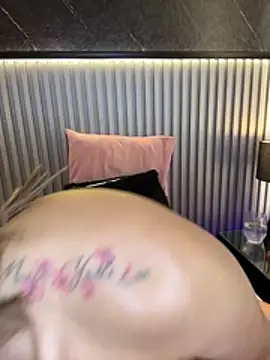 Liashelby live cam on StripChat